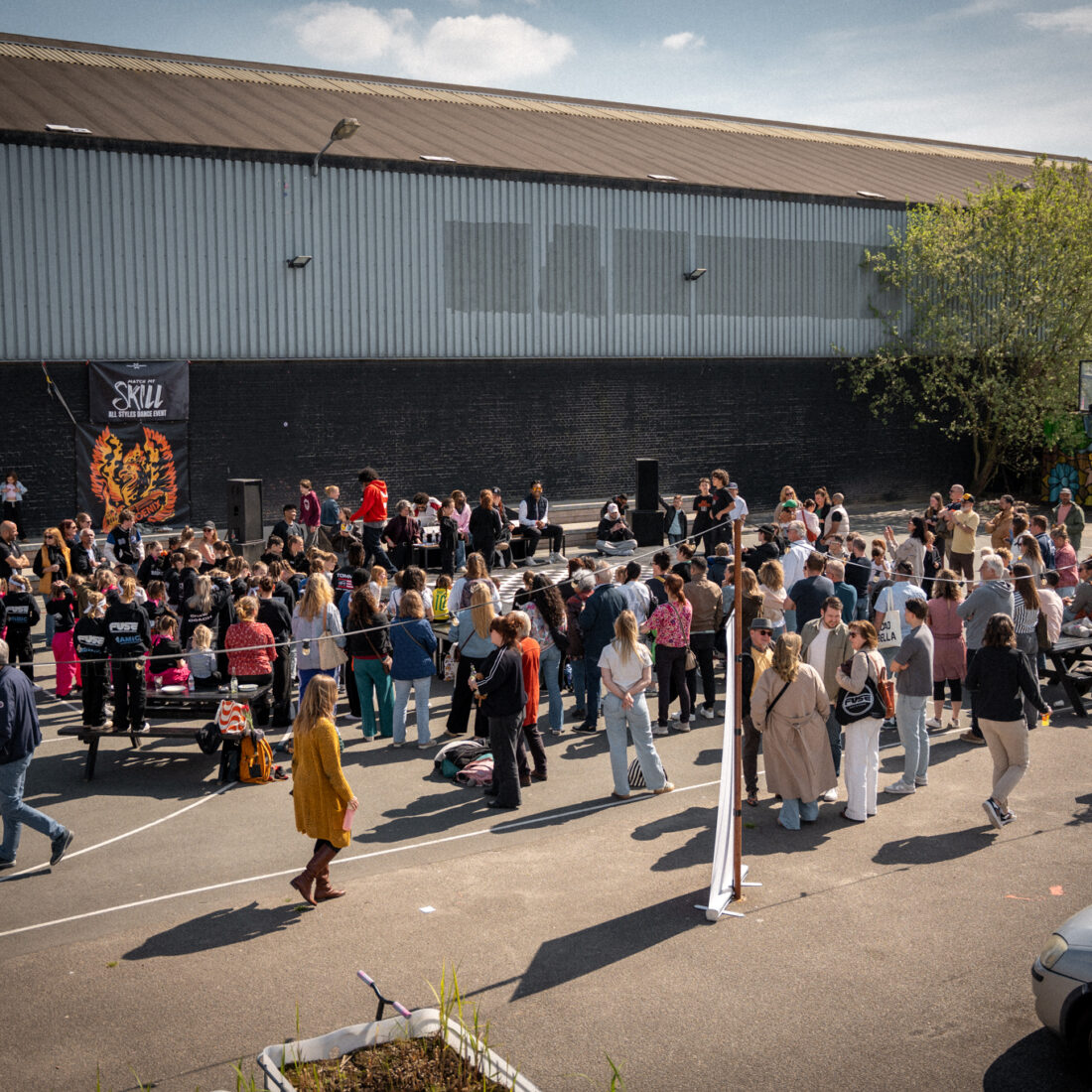 Sfeervolle locatie van Collab Studios gevuld met dansers, publiek en partners tijdens Match My Skill 2025