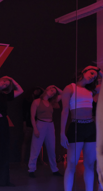 Maria coacht danseres tijdens empowering hakkenles