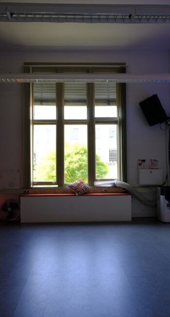 Collab Studio’s moderne zaal met betonlook laminaatvloer