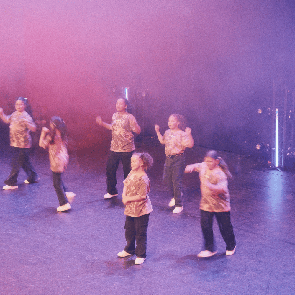 Dansers op het podium tijdens de Jaarlijkse Collab Showcase 2025 in Theater de Bussel