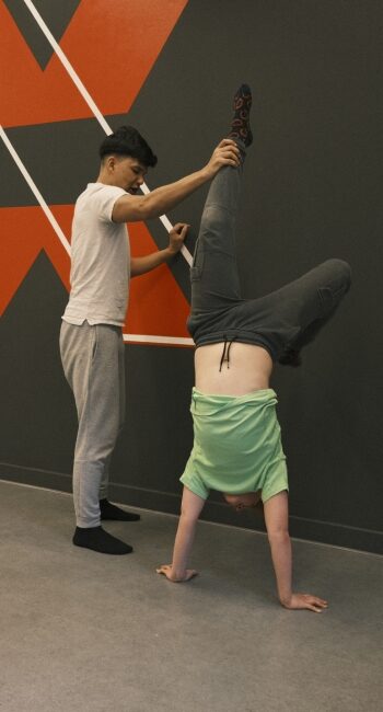 Groep dansers traint powermoves tijdens breakdance intermediate training