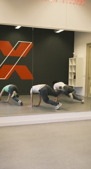 Breakdancer laat een freeze zien tijdens breakdance intermediate class