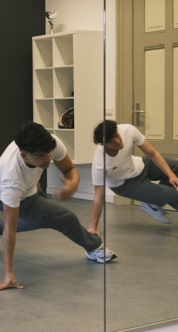 Intermediate breakdance crew oefent footwork en flow in de dansstudio
