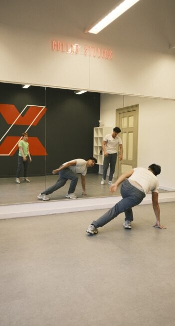 Randy geeft persoonlijke tips aan breakdancer tijdens intermediate les