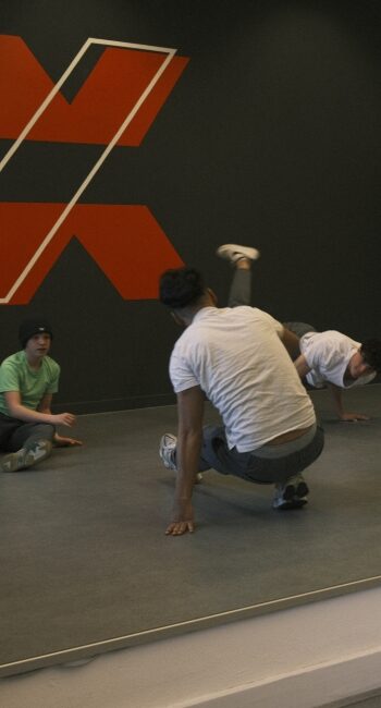 Randy geeft persoonlijke tips aan breakdancer tijdens intermediate les