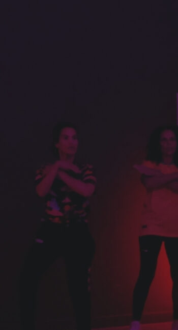 Volwassenen dansen samen tijdens de Hiphop 35+ les bij Collab Studios Breda