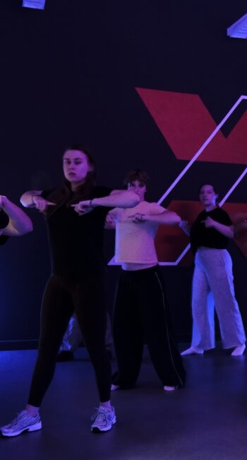 Dansers tijdens hiphop contemporary les in Breda