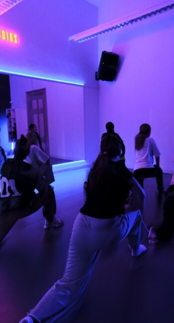 Stretch oefeningen in hiphop contemporary dansles Breda