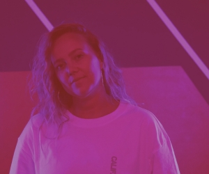 Contemporary dansdocent Linzy Luijken combineert hiphop en moderne dans in een expressieve les in Breda.