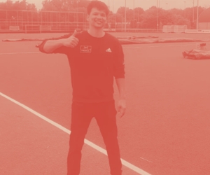 Breakdance docent Randy Spronk in actie tijdens een urban dansles in Breda, gespecialiseerd in floorwork en freestyle skills.